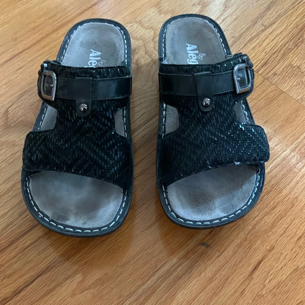 This is a pair of Alegria slip on slides. Excellent condition.